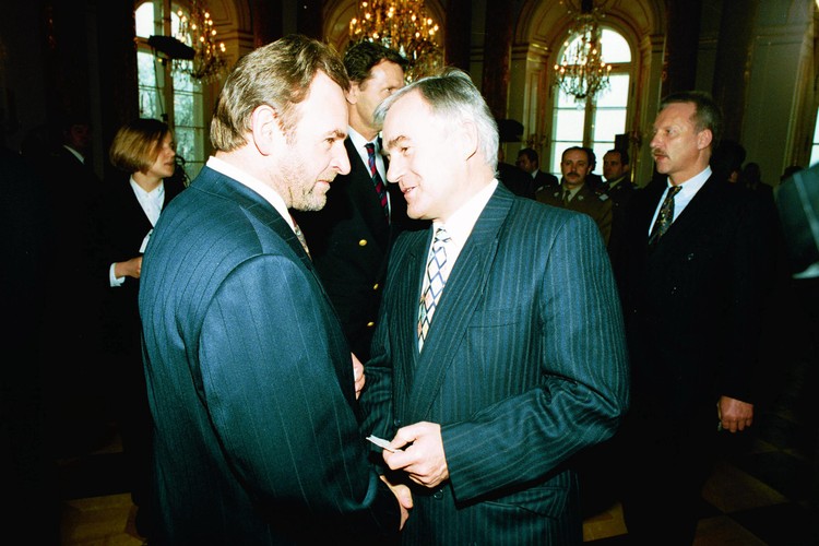 Spotkanie opłatkowe w 1993 roku. Mieczysław Wachowski i Leszek Miller składają sobie świąteczne życzenia