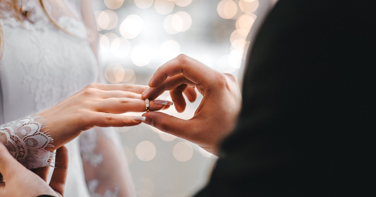 Polakom nie pali się do ołtarza. Już tylko połowa małżeństw zawierana jest w kościele