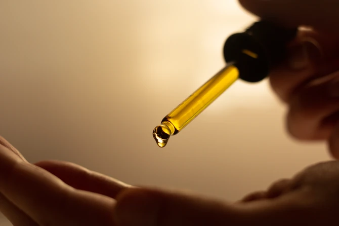 Da bi efekat bio maksimalan, važno je da se ulje nanosi na čistu kožu