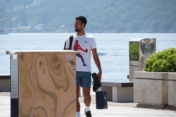 SVI SU ZANEMELI KAD SU VIDELI ŠTA NOVAK ĐOKOVIĆ RADI U TIVTU Jedan detalj dok je čekao sladoled u redu iznenadio sve - teniser kao sav običan svet