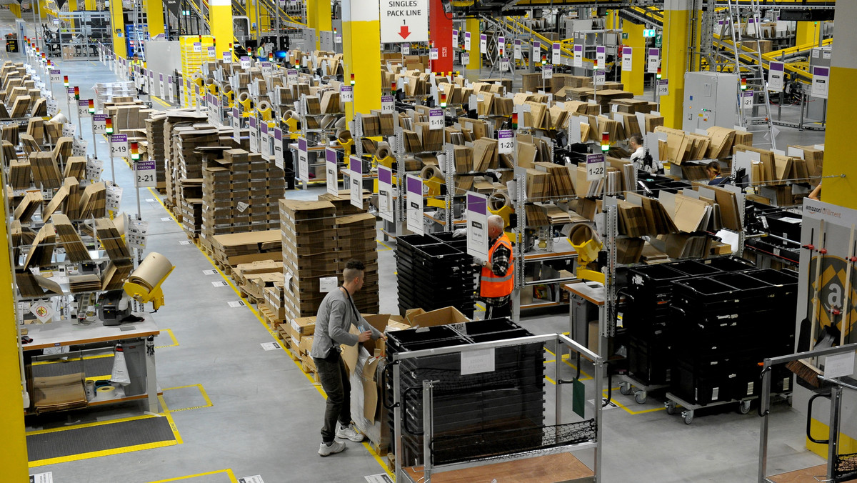 Zajmująca się sprzedażą wysyłkową firma Amazon w środę otworzyła centrum logistyczne w podszczecińskim Kołbaskowie (Zachodniopomorskie). W centrum pracuje kilkaset osób, docelowo ma być ponad 1 tys. pracowników.