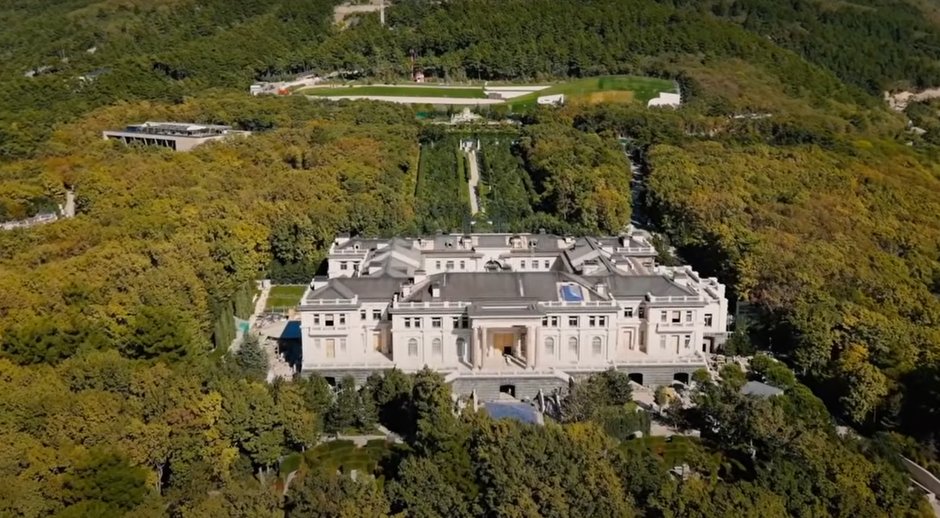 Posiadłość Putina nad Morzem Czarnym. (Fragment filmu przygotowanego przez Fundację Walki z Korupcją Aleksieja Nawalnego)