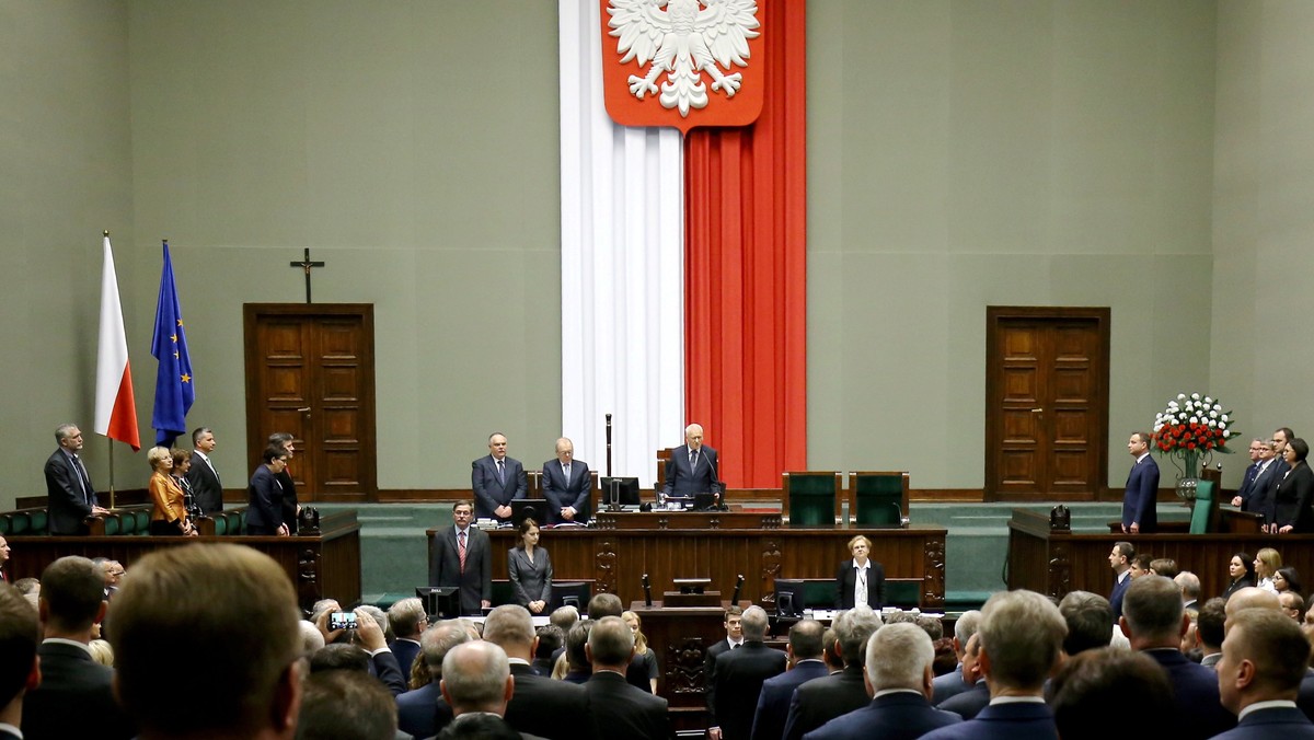 Sejm powołał w dzisiejszym głosowaniu komisję nadzwyczajną, która ma wprowadzić zmiany w regulaminie izby. Zmiany mają dostosować komisje, które będą pracować w Sejmie VIII kadencji, do ministerstw, które będą powołane w nowym rządzie. Następnie ogłoszono przerwę w posiedzeniu do godz. 15.