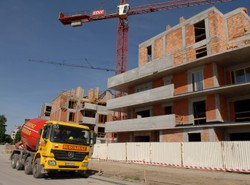 Rząd udaje łaskawcę, bo mieszkania staniały