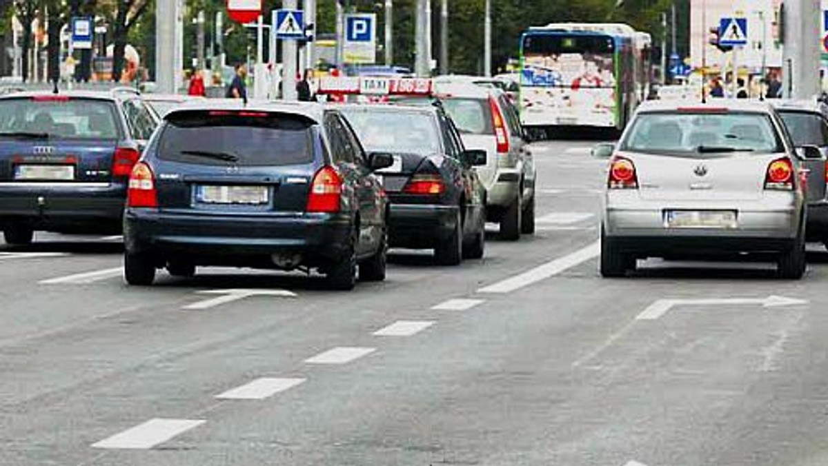 Ponad miesiąc temu informowaliśmy, że nie wszystkie prace przy Bramie Portowej zostały porządnie wykonane. Do dziś nikomu nie śpieszy się, aby naprawić fuszerkę, czyli pofałdowany asfalt z zagłębienia - podaje mmszczecin.pl.