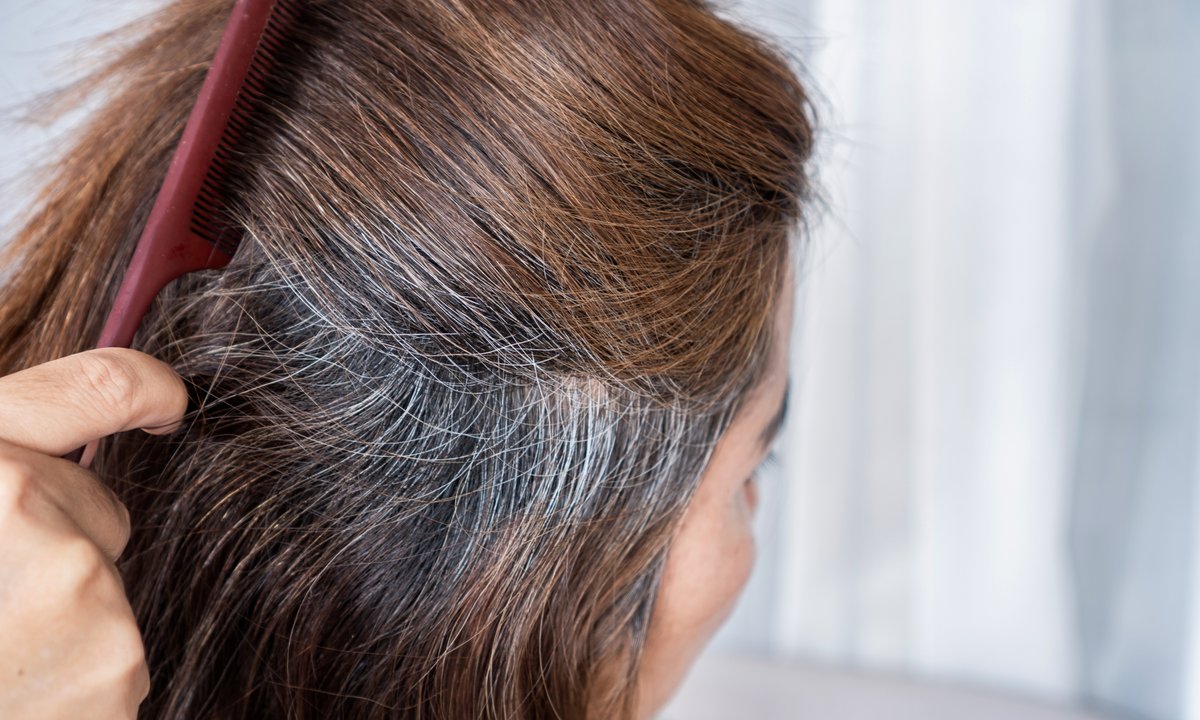 Nałóż na włosy, a zamaskujesz siwiznę. Już nie będziesz musiała farbować