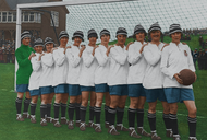 Piłkarki z drużyny Dick, Kerr Ladies gromadziły największą publiczność. W 1921 r. 67 meczów tej drużyny obejrzało 900 tys. ludzi. Rywalizowały z męskimi zespołami i reprezentowały Anglię w meczach z Francuzkami