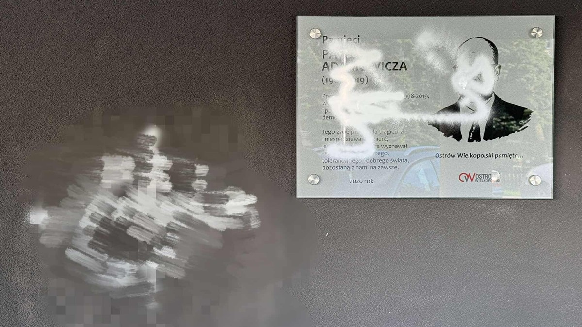 Ktoś zrobił to z tablicą upamiętniającą Pawła Adamowicza. Policja szuka sprawców