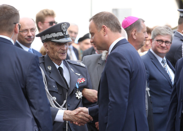 Zwracając się na początku swego przemówienia do uczestników powstania biorących udział w poniedziałkowej uroczystości gen. Ścibor-Rylski powiedział: "Już taka niewielka garstka nas tutaj przyszła".