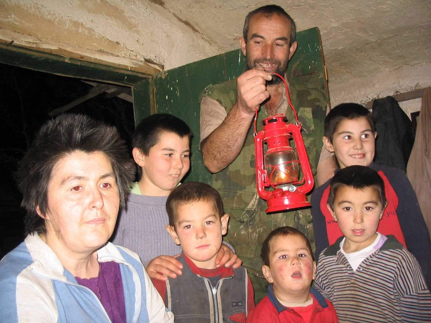 Otac petoro dece Vuko Laketić kaže da je veoma teško živeti uz petrolejku