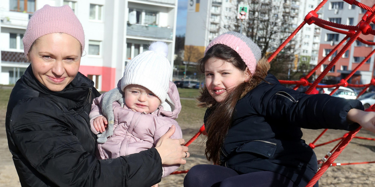 Bożena Sztyrbicka (35 l.), mama Julii (7 l.) i Mai (1 r.)