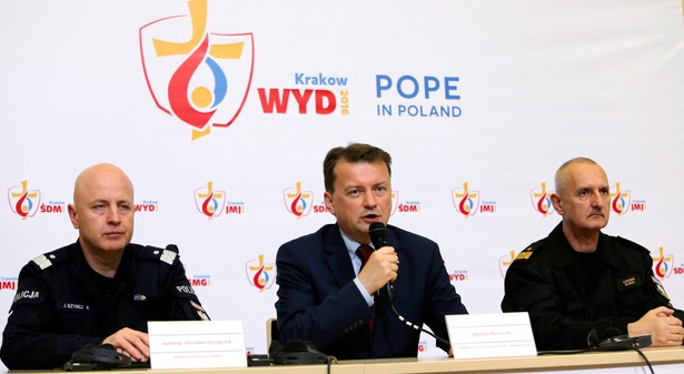 Minister spraw wewnętrznych i administracji Mariusz Błaszczak, komendant główny policji nadinspektor Jarosław Szymczyk i komendant główny straży pożarnej Leszek Suski