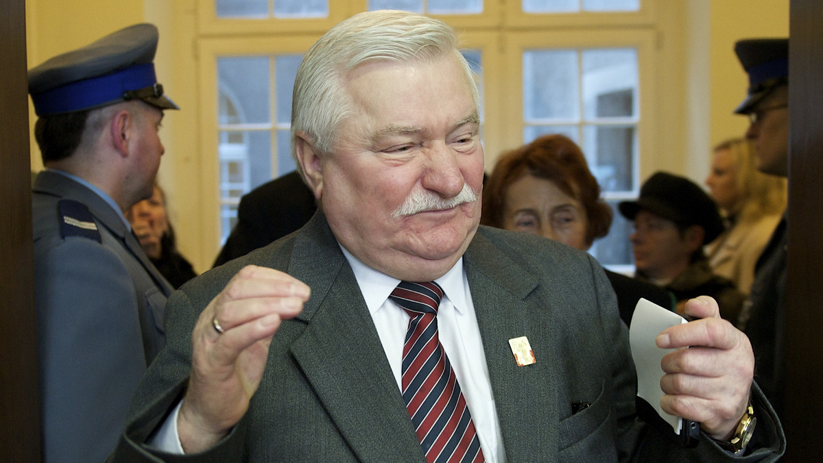"Odstrzeliliby mnie" - powiedział w wywiadzie dla "Przekroju" Lech Wałęsa, pytany, czy nie uważa, że gdyby był twardszy byłby prezydentem przez dwie kadencje. - Zabiliby mnie. Na wszystkich poligonach były podstawione ładunki, żeby nas wszystkich wysadzić w powietrze, gdybyśmy tylko poszli o krok dalej. Do połowy mojej kadencji prezydenckiej czerwoni mieli jeszcze siłę. Mnie podsłuchiwali w Belwederze - dodał.