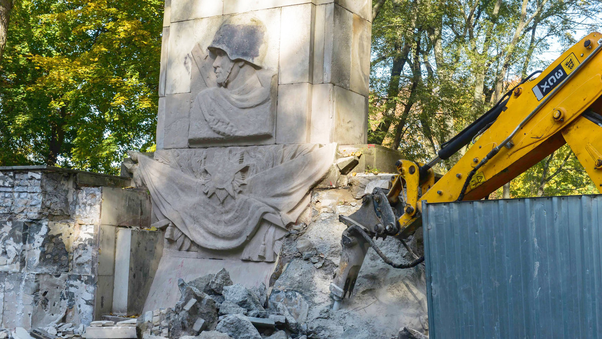 Warszawa: znika pomnik Armii Radzieckiej w Parku Skaryszewskim