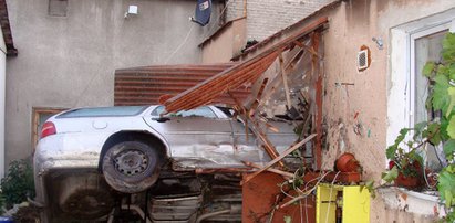 Pijany 17-latek ukradł siostrze auto i zniszczył dom