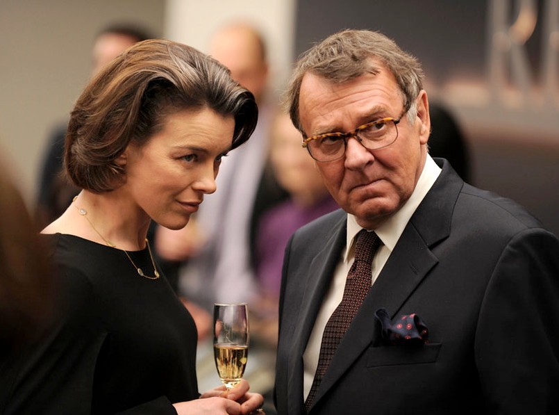 Olivia Williams i Tom Wilkinson w "Autor widmo"