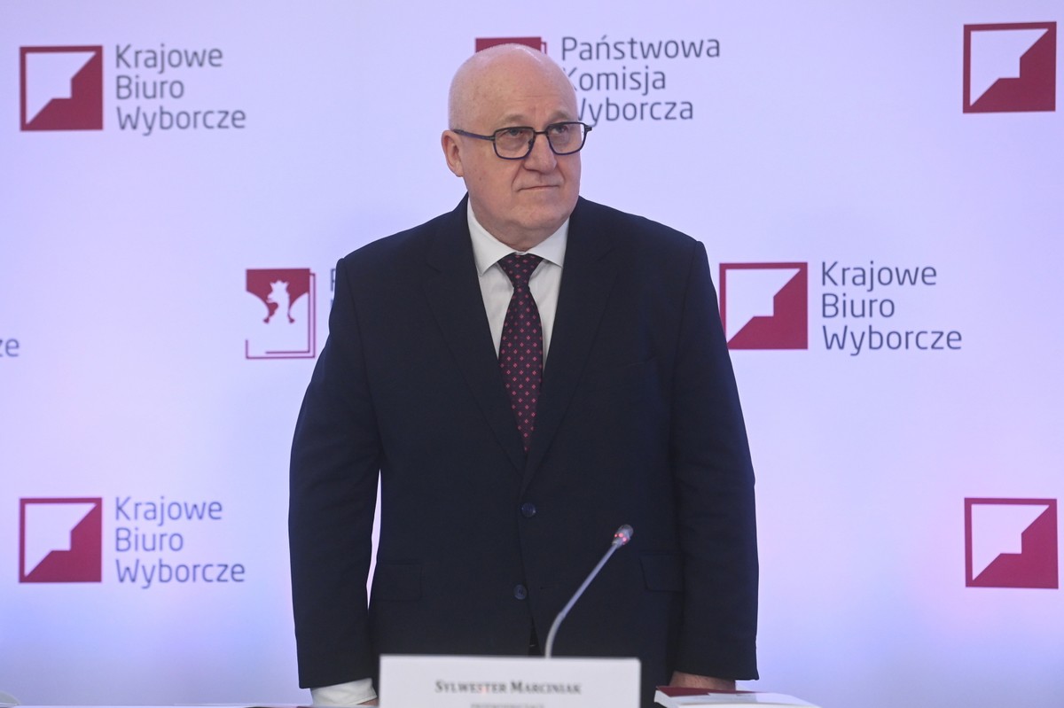 Warszawa, 21.04.2024. Wybory samorządowe 2024 - II tura. Przewodniczący Państwowej Komisji Wyborczej Sylwester Marciniak na pierwszej konferencji prasowej Państwowej Komisji Wyborczej, 21 bm. w Warszawie. Trwa głosowanie w drugiej turze wyborów samorządowych. Do jego zakończenia obowiązuje cisza wyborcza. (mr) PAP/Piotr Nowak