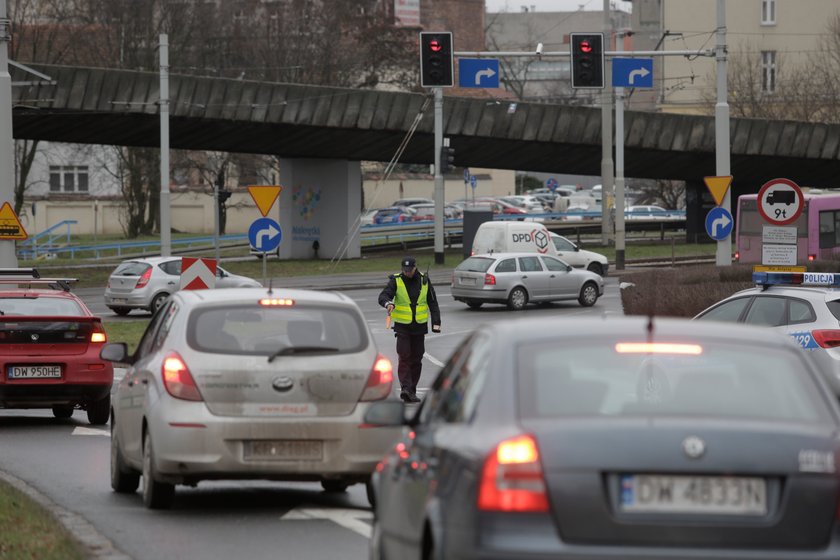 Korek na pl. Społecznym po awarii wodociągowej na Oławskiej we Wrocławiu