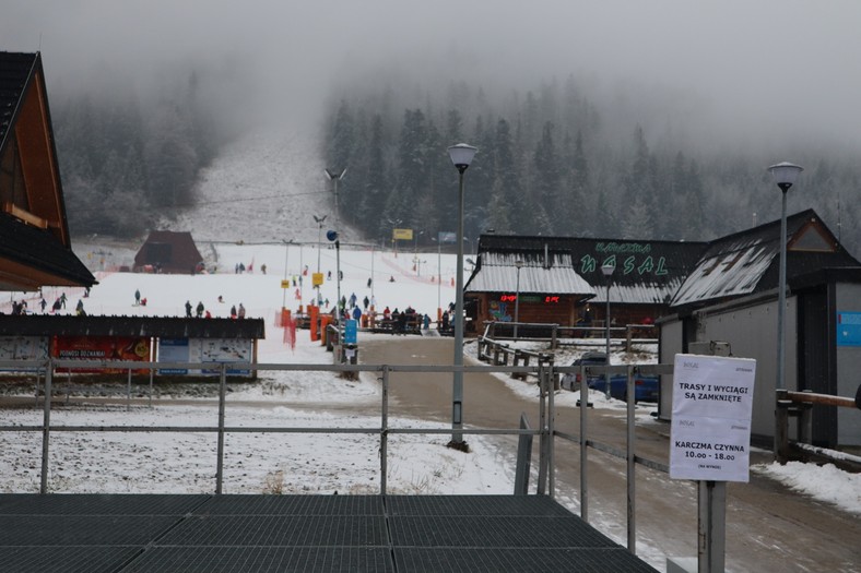 Rodziny korzystające ze stoków, koniec grudnia, Zakopane