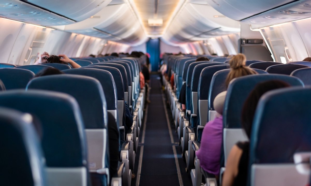 Turyści stosują kontrowersyjny trik w samolocie, by mieć lepsze miejsce. Linie lotnicze mają dość