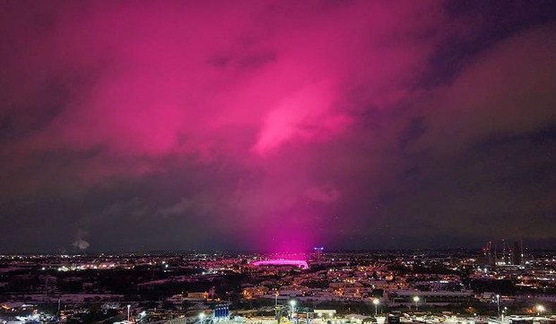 Svetlost sa stadiona Sent Endrjuz u Birmingemu učinila je da nebo nad gradom postane roze | Foto: Getty Images