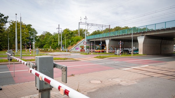 Dzięki wyniesieniu torowiska kolejowego na wiadukt będzie możliwa budowa tramwaju na Jagodno i likwidacja przejazdu kolejowego na ul. Bardzkiej