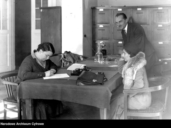 Narady przed sesją sejmową. Posłanki Maria Bałabanówna i Ludwika Wolska przy pracy w klubie w 1931 r.