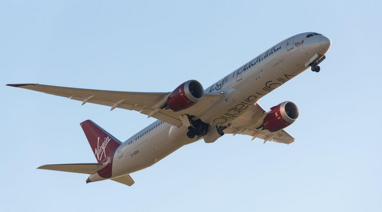 A Virgin Atlantic Boeing 787-es repülőgépe alternatív SAF üzemanyagot használt, hogy bemutassa, lehetséges a kereskedelmi repülés szénlábnyomának csökkentése már belátható időn belül. Ugyanakkor a megoldást teljesen új repülőgépek és hajtástechnológiák kidolgozása jelentheti. / Fotó: Profimedia