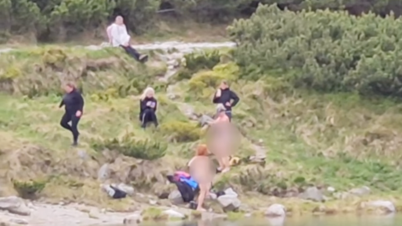 České turistky sa kúpali v tatranskom plese. 