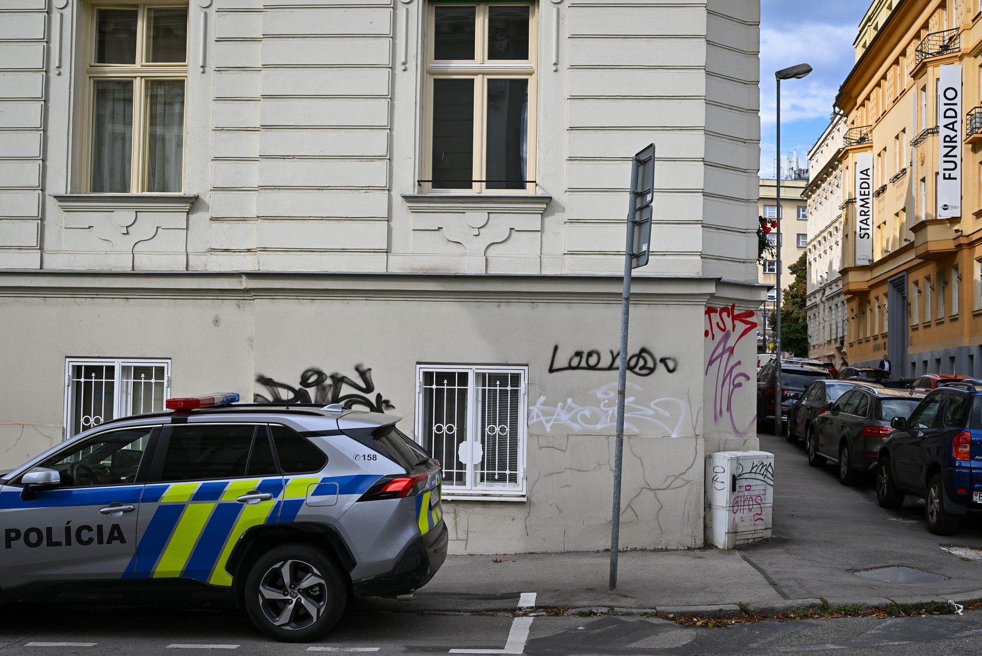 Polícia zasahuje aj v budove na Leškovej 5 v centre Bratislavy, kde sídli viacero firiem Borisa Kollára. V budove má sídlo aj Fun rádio, ale tiež samotná strana Sme rodina.