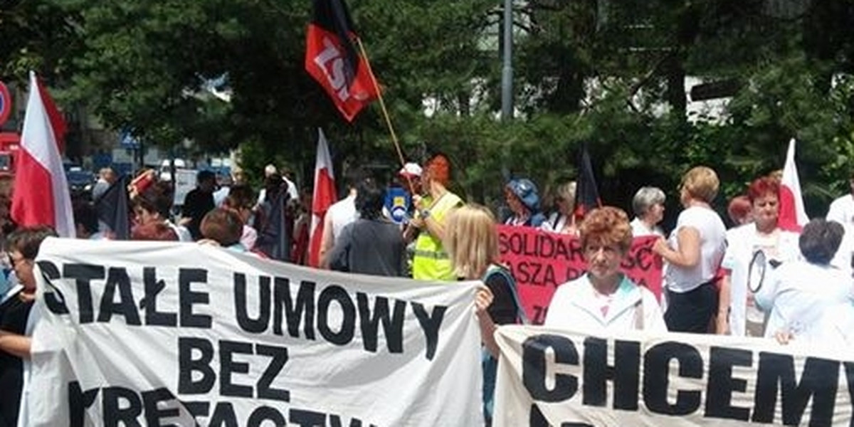 Pracownice szpitala protestują pod Ministerstwem Pracy.