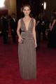 2005 – Natalie Portman egy elegáns, görög stílusú Lanvin estélyiben káprázatosan mutatott a vörös szőnyegen. A ruha lágy esésű, földig érő fazonjával és finoman drapériázott részleteivel romantikus hatást keltett. Megjelenését egy klasszikus, Audrey Hepburnt idéző konty és visszafogott, csillogó ékszerek egészítették ki. Mindezt túl unalmasnak találták, és a divatoldalak nem is ejtettek róla sok szót. Pedig az időtlen és a kifinomult stílus mindig jó választás volt, és az is marad.