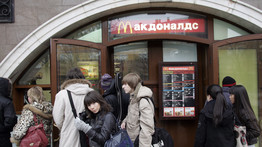 Rossz hír a hamburgerimádó oroszoknak: véglegesen elhagyja az országot a McDonald's, már árulják az éttermeket