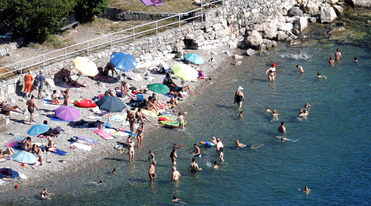 Fürdőző turisták a horvátországi Abbáziában (Opatija) /Fotó: MTI/EPA/Antonio Bat