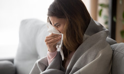 COVID-19 i grypa mają wiele podobnych objawów. Jak je rozróżnić? [WYJAŚNIAMY]