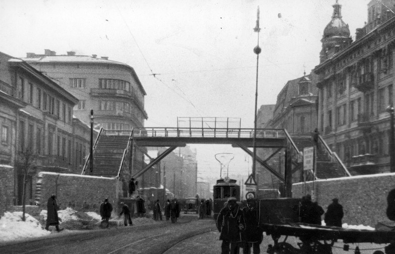 Warszawa. Most nad ul. Chłodną łączący dwie części getta