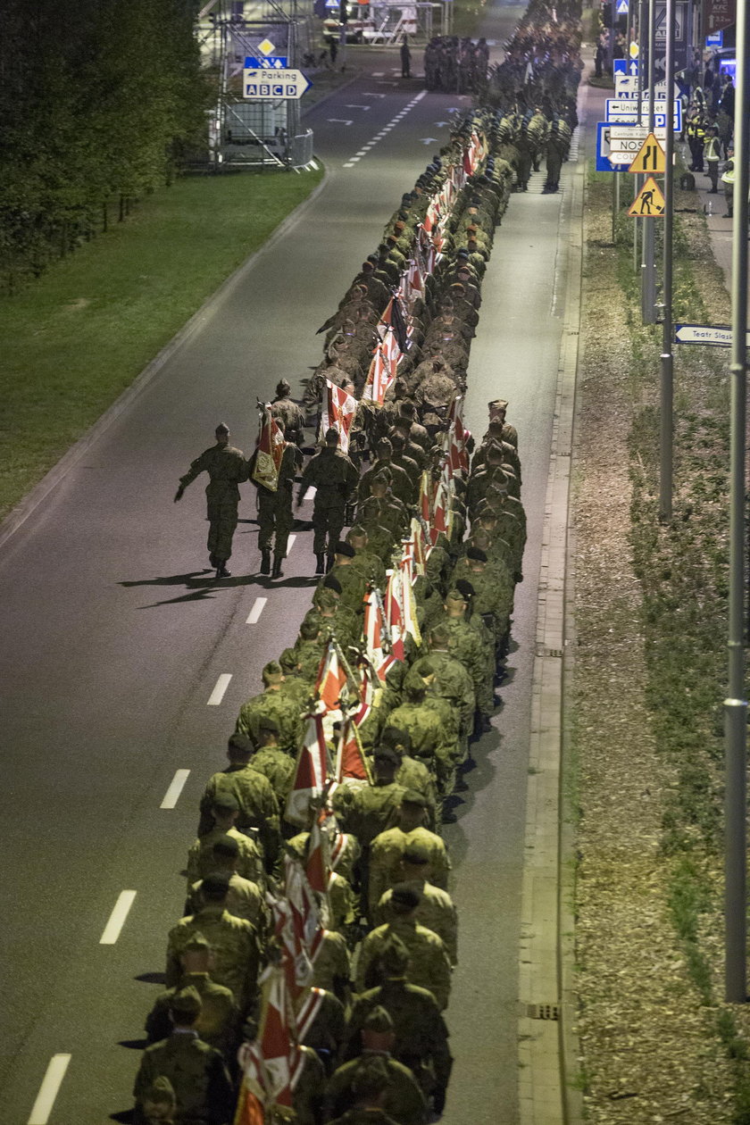 Katowice. Nocna próba generalna przed defiladą z okazji Święta Wojska Polskiego i stulecia Powstań Śląskich