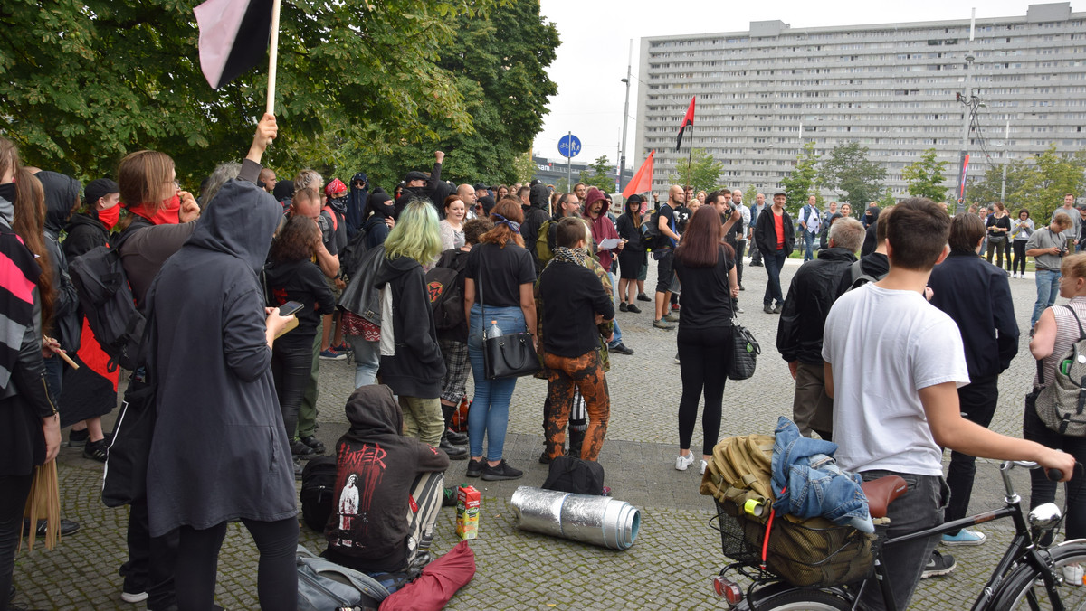 Ok. 100 osób wzięło udział w dzisiejszej manifestacji środowisk anarchistycznych w Katowicach. Antyfaszyści w 78. rocznicy wybuchu II wojny światowej protestowali przeciwko faszyzmowi, nazizmowi, nacjonalizmowi i środowiskom narodowym. Z powodu małej frekwencji zrezygnowało z zapowiadanego marszu ulicami miasta.