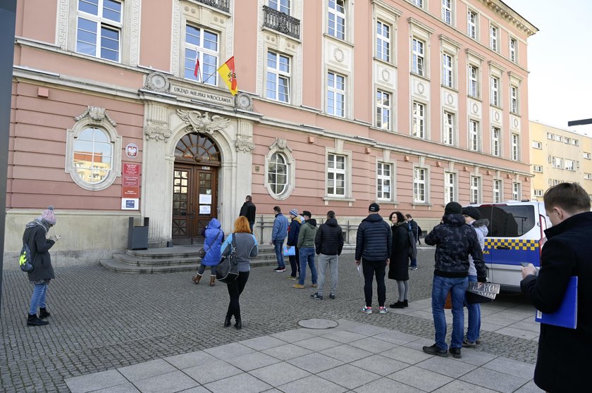 Wrocław - Urząd Miejski wpuszcza petentów pojedynczo