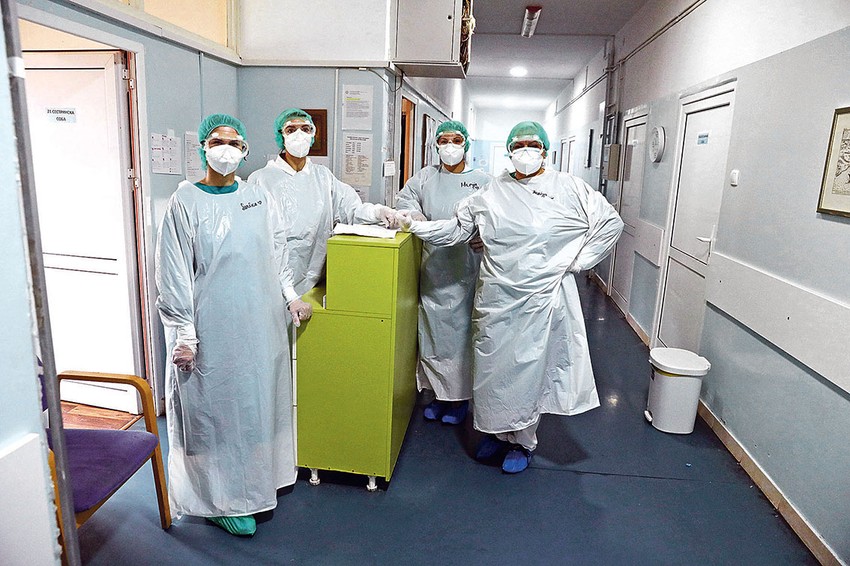 Porodice pacijentima donose džakove sa stvarima, sestre dalje odnose u sobe