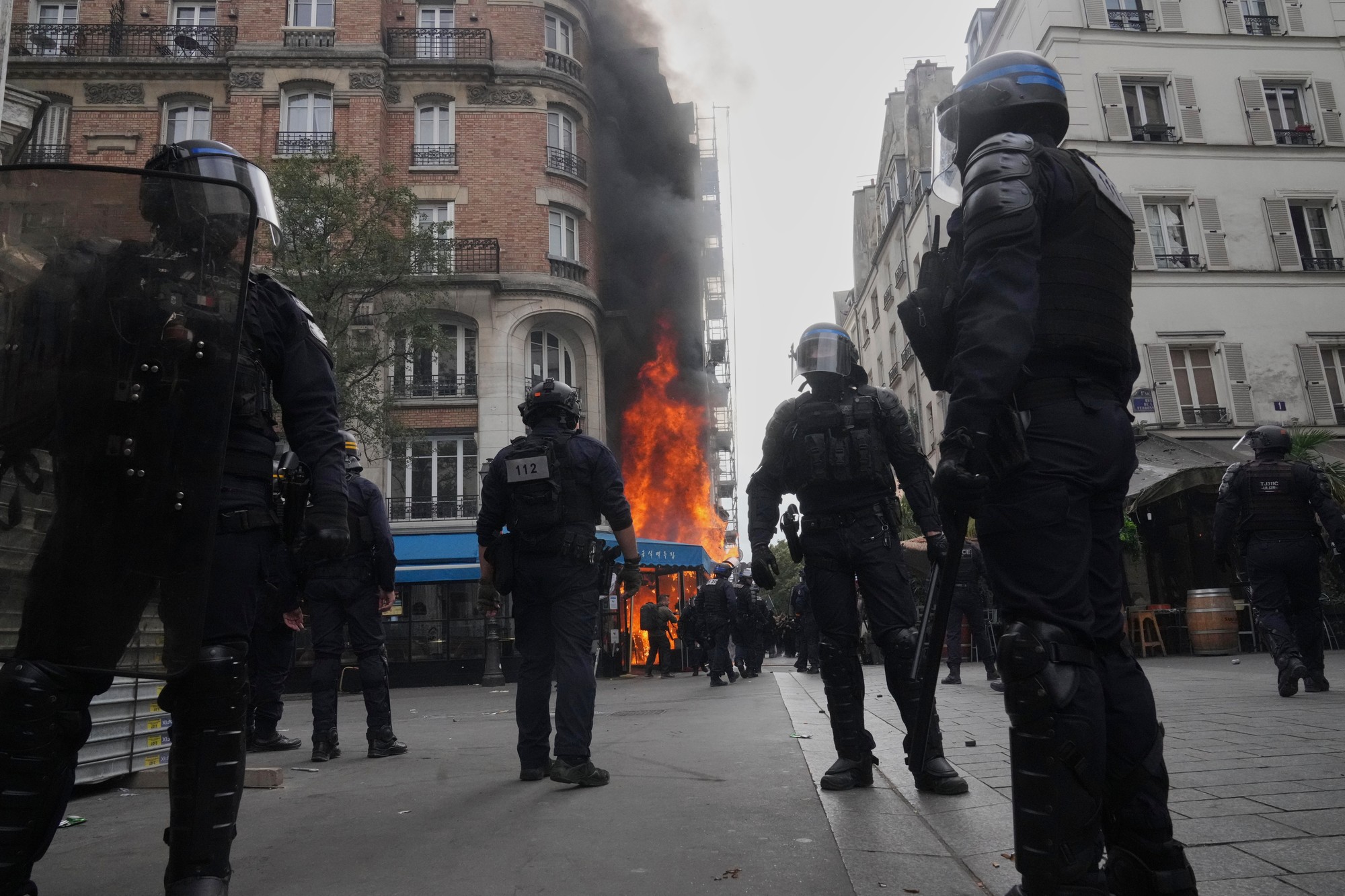 Protesty vo Francúzsku sprevádzali potýčky, požiare aj útoky na bezpečnostné zložky.