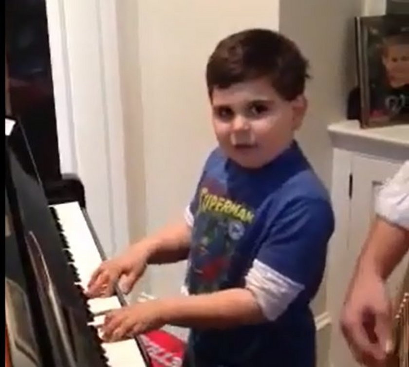 Autystyczny 6-latek pięknie gra na pianinie