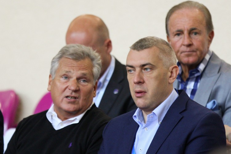 <b>Roman Giertych</b>
<br>
<br>
Świetnie powodzi się Romanowi Giertychowi, który kiedyś był szefem Ligi Polskich Rodzin oraz wicepremierem i ministrem edukacji narodowej.
<br>
<br>
Po przegranych wyborach z 2007 roku odszedł z polityki i powrócił do wykonywania zawodu adwokata. Okazało się, że ten kiedyś skrajnie prawicowy polityk potrafi dogadywać się z ludźmi reprezentującymi różne poglądy polityczne - co widać na zdjęciu. 
<br>
<br>
Giertych ma wysoko postawionych klientów i prowadzi wiele głośnych spraw. Reprezentował między innymi byłą żonę Janusza Palikota, syna Donalda Tuska w sporze z „Faktem” i Radosława Sikorskiego w wygranej przez szefa MSZ sprawie dotyczącej obraźliwych komentarzy na forach „Wprost”.
<br>
<br>
W lutym 2013 Giertych wraz z Kazimierzem Marcinkiewiczem i Michałem Kamińskim założył think tank Instytut Myśli Państwowej.