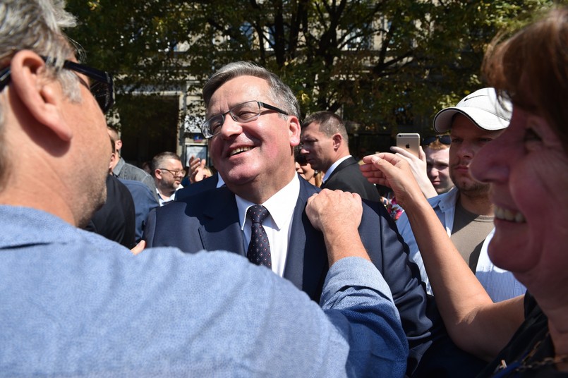 Komorowski pożegnał mieszkańców Warszawy. "Jestem połączeniem Bartoszewskiego z Mazowieckim". ZDJĘCIA