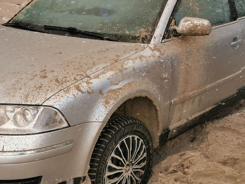 Volkswagen Passat zakopany na plaży nieopodal Kołobrzegu