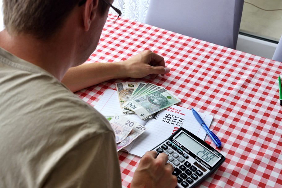 "Klienci banków przeżyli właśnie bolesną lekcję ekonomii. Fundusze dłużne sprzedawane są od lat przez banki jako bezpieczna alternatywa dla oszczędności. I chociaż specjaliści doskonale wiedzą, że przed podwyżkami stóp procentowych to nie jest dobry instrument, to jednak klienci banków dopiero się o tym dowiedzieli, gdy zobaczyli spore straty na rachunkach"