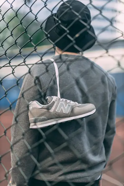 Maciek w stylizacji z New Balance 574