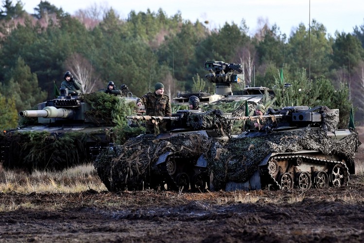 Początki przedsięwzięcia Cross Attachment sięgają października 2014 r., kiedy podpisano w tej sprawie deklarację na szczeblu ministrów obrony obydwu państw, a we września 2015 r. pod porozumieniem o współpracy złożyli podpisy inspektorzy wojsk lądowych Polski i Niemiec.