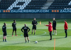 Piłkarze LASK Linz wznowili treningi. Ćwiczyli zachowując dwumetrową odległość