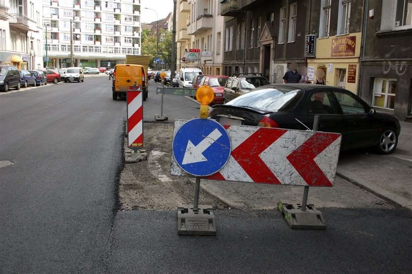 Samochód przeszkadza w remoncie ulicy